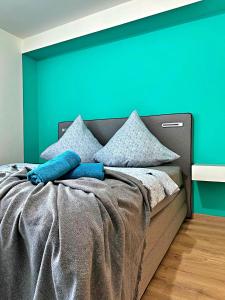 1 dormitorio con 1 cama con pared azul en Garten-Blick-Baldeneysee, en Essen