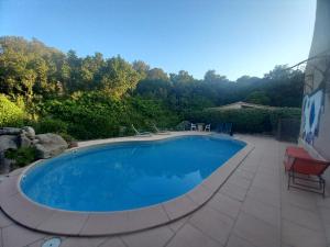 Bazén v ubytovaní mini villa studio 1 pièce 21 m2 pour 2 personnes piscine partagée climatisation alebo v jeho blízkosti