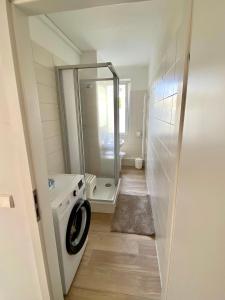 een badkamer met een wasmachine en een wasmachine bij Komplette Wohnung nahe am See in Prenzlau