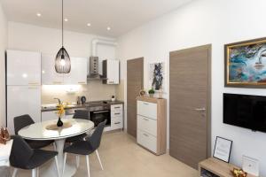 Kuchyň nebo kuchyňský kout v ubytování Moon Apartment