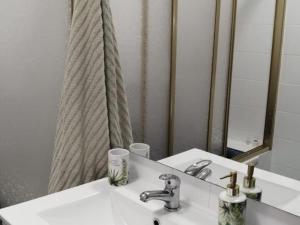 La salle de bains est pourvue d'un lavabo et d'un miroir. dans l'établissement Sobre la villa 12, à Neda
