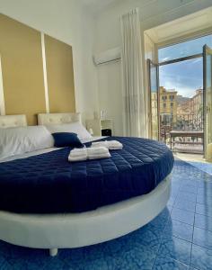 ソレントにあるAmbasciata Sorrento Relaisのタオルが敷かれた大きなベッドのある寝室 +81枚の写真