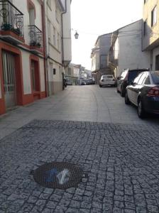Une rue avec un trou d'homme au milieu d'une rue dans l'établissement Sobre la villa 12, à Neda