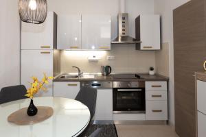 Kuchyň nebo kuchyňský kout v ubytování Moon Apartment