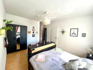 een slaapkamer met een bed met een spiegel erop bij Komplette Wohnung nahe am See in Prenzlau