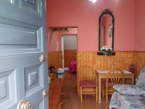 奇皮奧納的住宿－Apartamento araceli，一间带桌子和镜子的用餐室