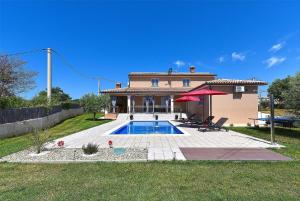 a house with a swimming pool in the yard at Ferienhaus mit Privatpool für 8 Personen ca 130 qm in Divšići, Istrien Südküste von Istrien in Divšići