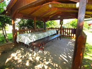 - un pavillon en bois avec un banc bleu dans l'établissement Ferienwohnung für 4 Personen ca 25 qm in Fažana, Istrien Istrische Riviera, à Fažana
