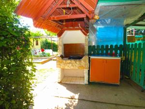 - une vue sur l'extérieur d'une maison de jeu avec une cuisine dans l'établissement Ferienwohnung für 4 Personen ca 25 qm in Fažana, Istrien Istrische Riviera, à Fažana