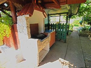 - une cuisine extérieure avec une cuisinière dans un bâtiment dans l'établissement Ferienwohnung für 4 Personen ca 25 qm in Fažana, Istrien Istrische Riviera, à Fažana