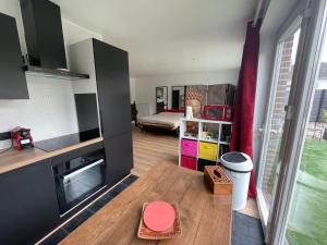 a living room with a kitchen and a bedroom at Flat vane & Soun in Waterloo