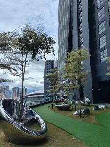 a park with metal benches and trees in a city at Arte Mont Kiara KLCC Changkat Bukit Bintang Publika 4 Pax Jalan Alor Pavilion 1R2B in Kuala Lumpur
