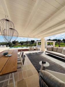 ein Wohnzimmer mit einem Holztisch und Stühlen in der Unterkunft Trullo Saraceno in Ostuni