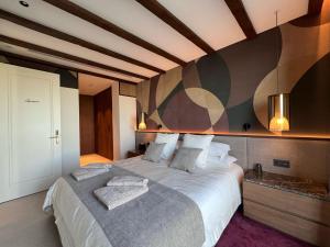 セビリアにあるCasaKaryの部屋の中に大きなベッドがある寝室 +45枚の写真