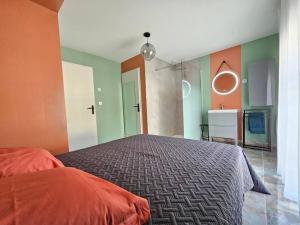 1 Schlafzimmer mit einem Bett und einem Bad in der Unterkunft Gîte Le Jaguar in Custines