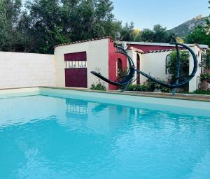 Casa di Floumy في كالفي: مسبح مع زحليقة أمام المنزل