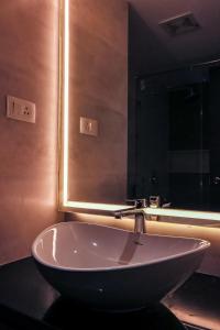 lavabo blanco en el baño con espejo en Beyond Blu en Port Blair