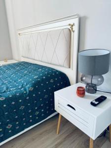 1 dormitorio con 1 cama y mesita de noche con lámpara en Serbian House, en Timisoara