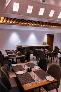 Beyond Blu في ميناء بلير: غرفة طعام بها طاولات وكراسي ومسرح