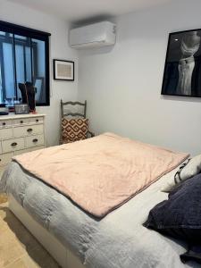 une chambre avec un grand lit et une commode dans l'établissement La Petite Perle, à Cogolin 21 autres photos