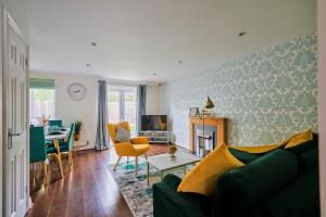 O zonă de relaxare la Cherish Stays spacious & amazing 3 Bed House in Hayes & Heathrow