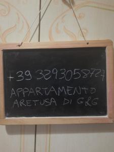 een schoolbord aan een muur bij Appartamento Aretusa di G&G in Siracusa