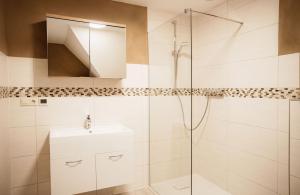 a bathroom with a sink and a shower at Ferienwohnung Hohner Seeblick in Hohn