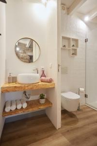 ein Badezimmer mit Waschbecken, Toilette und Spiegel in der Unterkunft Maison214 in Vila Nova de Gaia + 13 Fotos