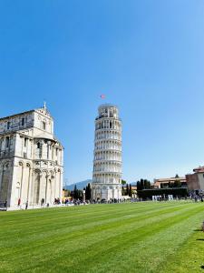 a picture of the leaning tower of pisa at Casa Ganza in Pisa