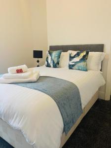 Llit o llits en una habitació de Robinhuts Stays - 3 Bed property Perfect for contractors and families