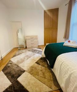 Un pat sau paturi într-o cameră la Robinhuts Stays - 3 Bed property Perfect for contractors and families