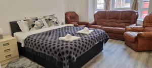 Un dormitorio con una cama con dos zapatos blancos. en Entire, lovely apartment with a bath tub, en Glasgow