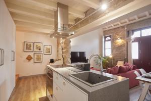 eine Küche mit Spüle und ein Wohnzimmer in der Unterkunft Maison214 in Vila Nova de Gaia