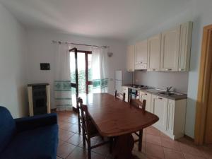 een keuken en eetkamer met een houten tafel bij Ferienwohnung für 5 Personen ca 70 qm in Pittulongu, Sardinien Gallura - b53985 in Olbia