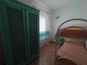 een kamer met een groene kast en een bed bij Ferienwohnung für 5 Personen ca 70 qm in Pittulongu, Sardinien Gallura - b53985 in Olbia