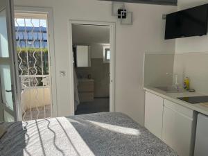 Η κουζίνα ή μικρή κουζίνα στο BEGOOD'IZ naturiste Studio indépendant au calme au coeur du village +17 φωτογραφίες