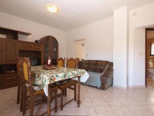 ein Wohnzimmer mit einem Tisch und einem Sofa in der Unterkunft Studio für 5 Personen ca 50 qm in Fažana, Istrien Istrische Riviera - b60913 in Valbandon