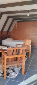a wooden bench in a room with a bed at Cabañas Refugio verde in El Soberbio