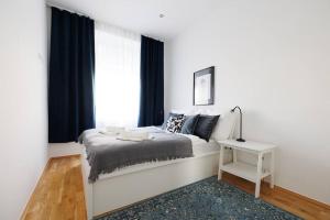 - une chambre blanche avec un lit et une fenêtre dans l'établissement Modern Apartment near City Center - 2BR, Netflix, à Vienne
