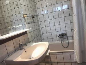 A bathroom at Hostal New York City
