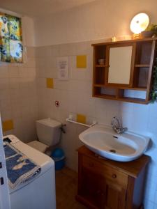 Łazienka w obiekcie appartement climatisé 35 m2 pour 1 couple - piscine partagée -