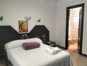 A bed or beds in a room at Hostal New York City