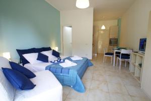 een woonkamer met een bank en een tafel bij Ferienwohnung für 1 Personen 2 Kinder ca 35 qm in Giardini Naxos, Sizilien Ostküste von Sizilien in Giardini Naxos