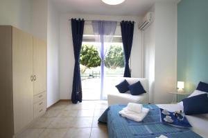 een slaapkamer met een bed en een groot raam bij Ferienwohnung für 1 Personen 2 Kinder ca 35 qm in Giardini Naxos, Sizilien Ostküste von Sizilien in Giardini Naxos