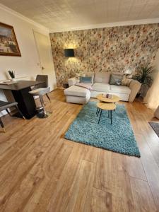 リーズにあるLovely 2-Bed House in the heart of Woodhouse Leedsのリビングルーム(ソファ、テーブル付)