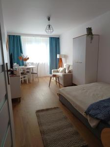 um quarto com uma cama e uma sala de estar em Apartament Turkusowy em Gdansk
