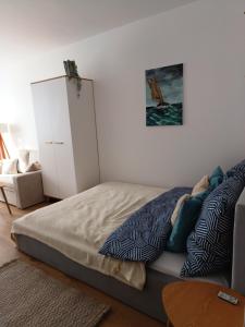 1 dormitorio con 1 cama y armario blanco en Apartament Turkusowy, en Gdansk