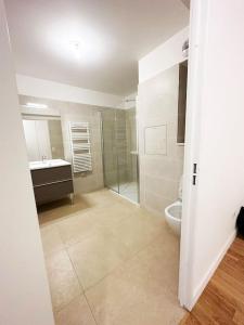 une salle de bains avec douche, toilettes et lavabo dans l'établissement Charme Parisien neuf et cosy, à Paris