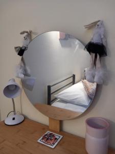 - un miroir dans une chambre avec un lit et une table dans l'établissement Spiros74 Apartment in the center of Corfu Town, à Corfou
