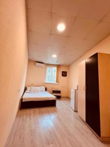 1 dormitorio con 1 cama en una habitación en Highland Holiday Home Hostel, en Ereván